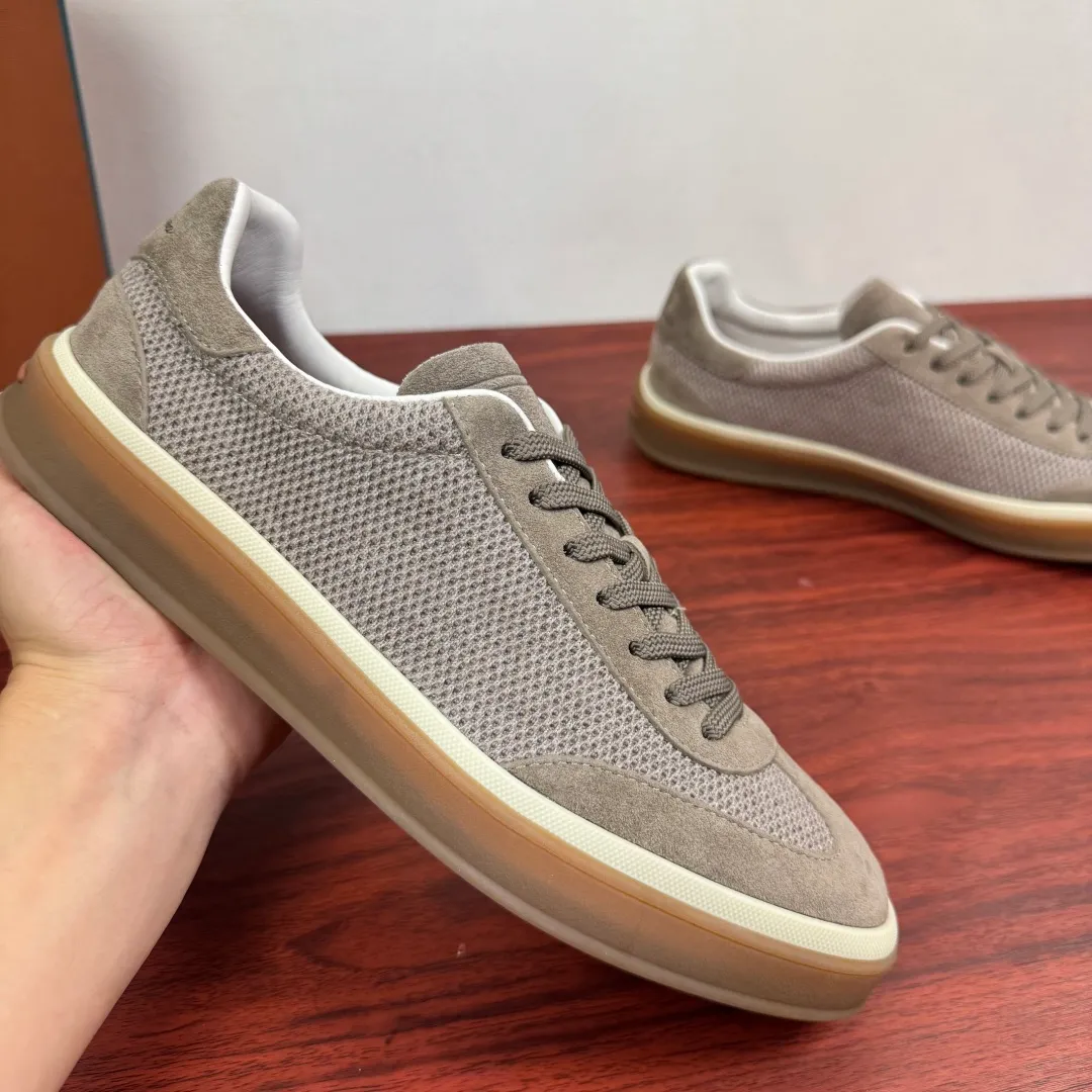 Batch 740 Loro Piana Tennis Walk men's moral training sneakers! These new textured leather tennis shoes feature an ultra-low-top design for year-round wear and are water-resistant. The wrapped sole creates an effortlessly attractive color combination that harmoniously blends functionality with understated style. The ideal footwear option for urban dressing. The heel is decorated with a soft calfskin tongue with Kummel color inserts and an embossed LP logo. Cotton shoelaces. Material: Upper: Gray woven stitching with cowhide accents! Sole: Rubber lining: Cow leather original rubber sole, excellent foot comfort, complete package! Size: 39-40-41-42-43-44 leather shoe size (can be customized to 38.4546) Item number: FAM1316 white gray